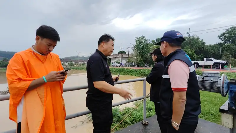 image about ​เทศบาลเมืองคอหงส์ลงพื้นที่ตรวจสอบและให้ความช่วยเหลือเบื้องต้นผู้ประสบภัยน้ำท่วม หมู่บ้านปาล์มซิตี้และอ่างเก็บน้ำแก้มลิงคลองเรียน