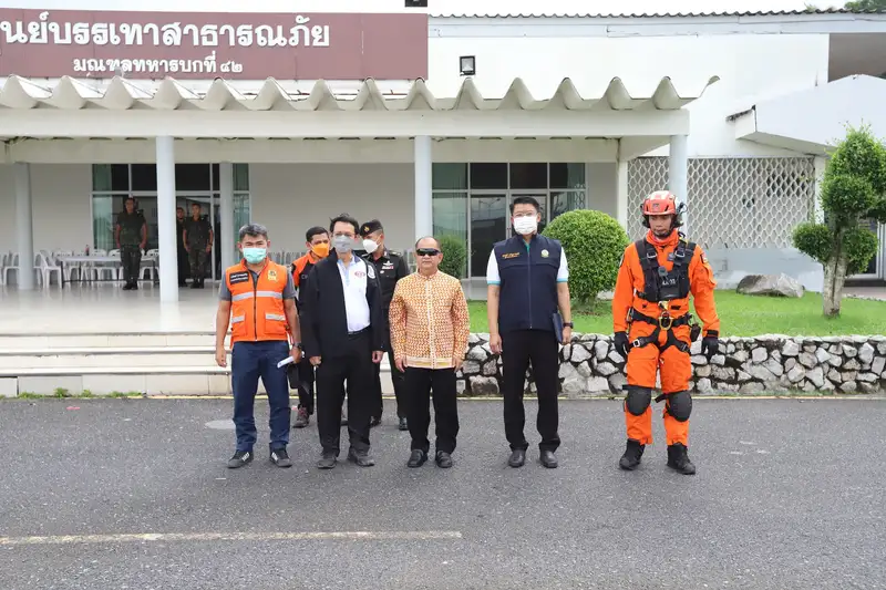 image about ​รองผู้ว่าราชการจังหวัดสงขลา ขึ้นบินสำรวจติดตามสถานการณ์น้ำที่ยังคงสะสมและท่วมขังในพื้นที่เศรษฐกิจ อำเภอหาดใหญ่