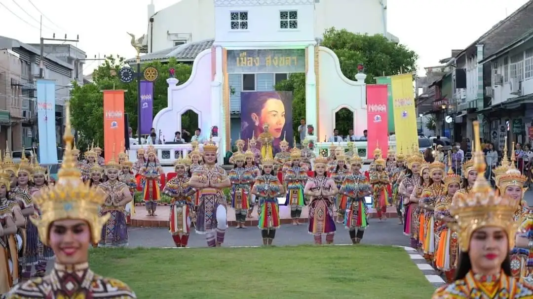 ภาพบรรยากาศความสวยงาม   รำโนราเทิดพระเกียรติ สมเด็จพระนางเจ้าสิริกิติ์ 