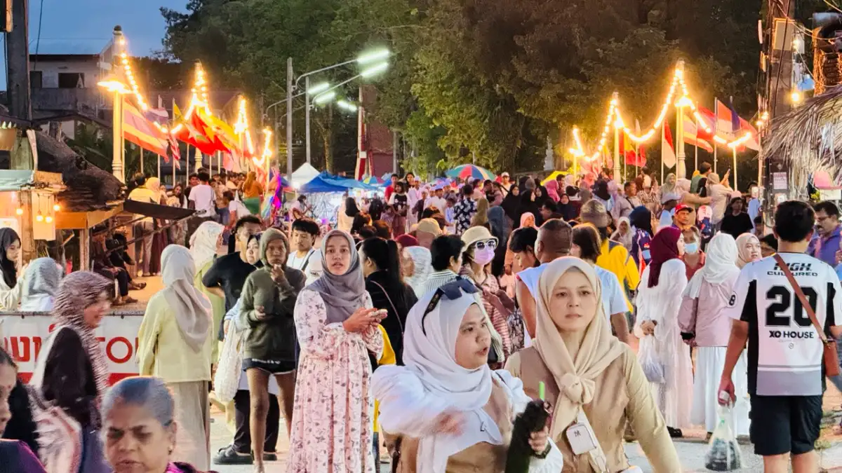 Pasar terapong Khlong hae  meriah , ber ramai pelancong  membeli - belah  bersiap sedia sebelum memasuki  bulan  Ramadan