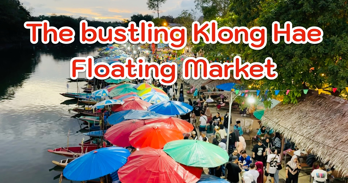 Klong Hae Floating Market is bustling as tourists flock to shop in preparation for the upcoming Ramadan month.