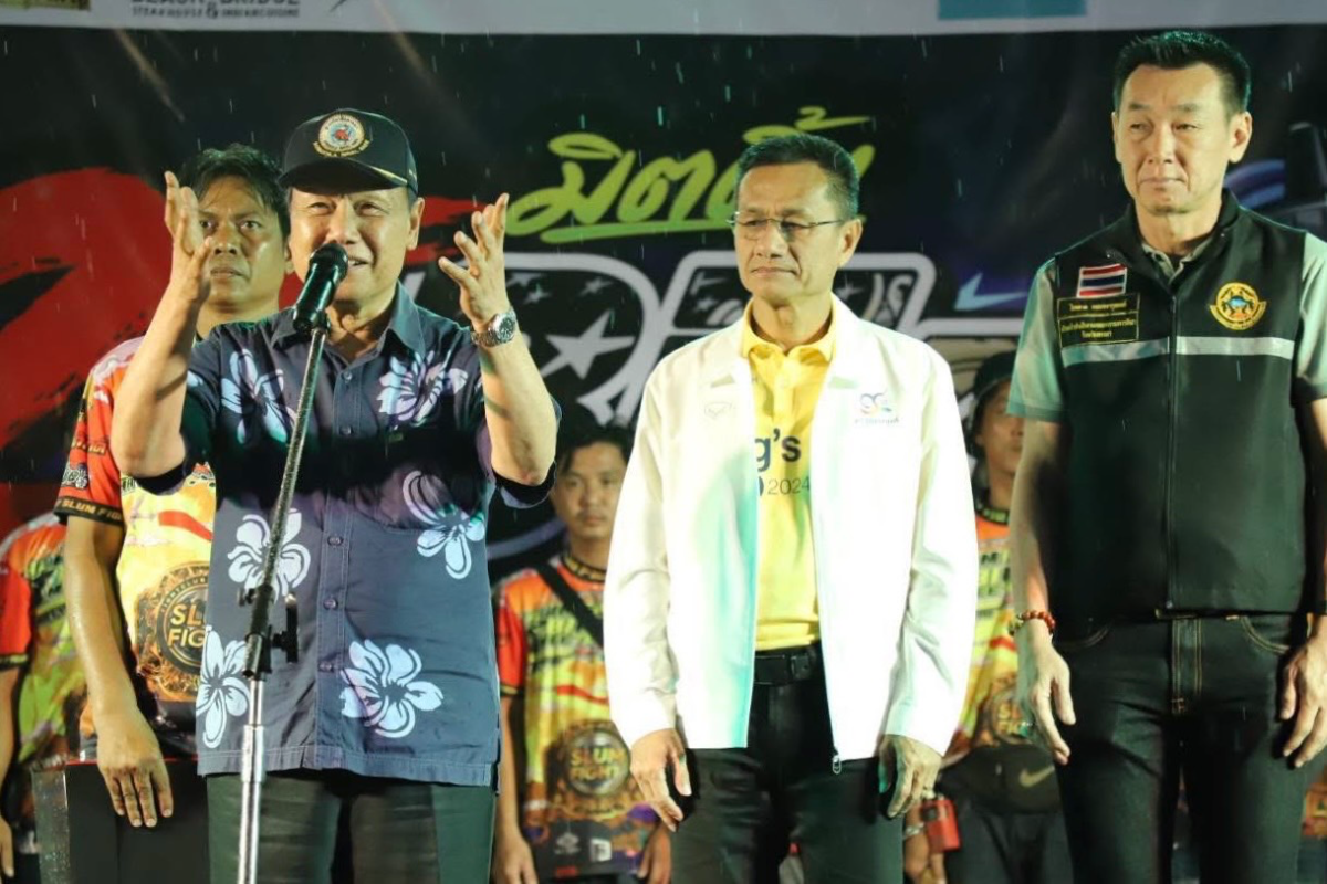 หาดูยาก! ชมรถสวย ดูมวยสตรีทไฟท์ สังเวียนแห่งมิตรภาพ ท่ามกลางสายฝนโปรยปราย