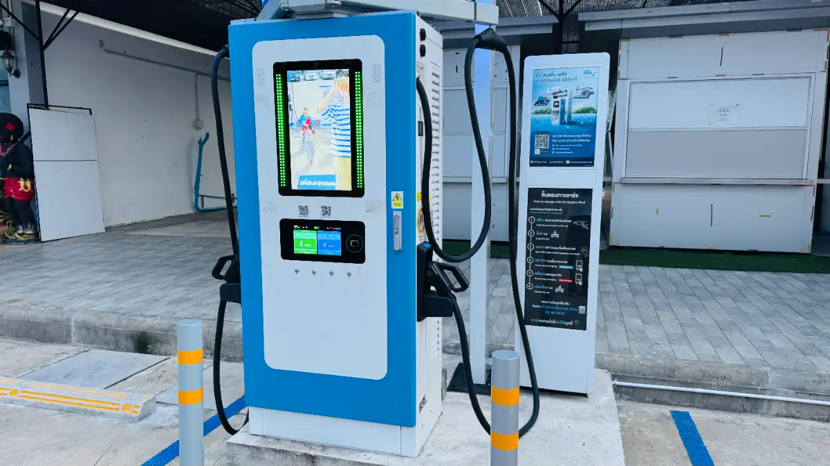 ภาพประกอบเนื้อหา 3 เปิดให้บริการแล้ว! สถานีชาร์จรถยนต์ไฟฟ้า 120 kW แบบเร็ว 2 หัว ที่ปั๊ม PTT หน้าสวนสาธารณะหาดใหญ่ พร้อมที่จอดรถสำหรับชาร์จ 3 ช่อง รองรับการเดินทางยุคใหม่อย่างครบวงจร
