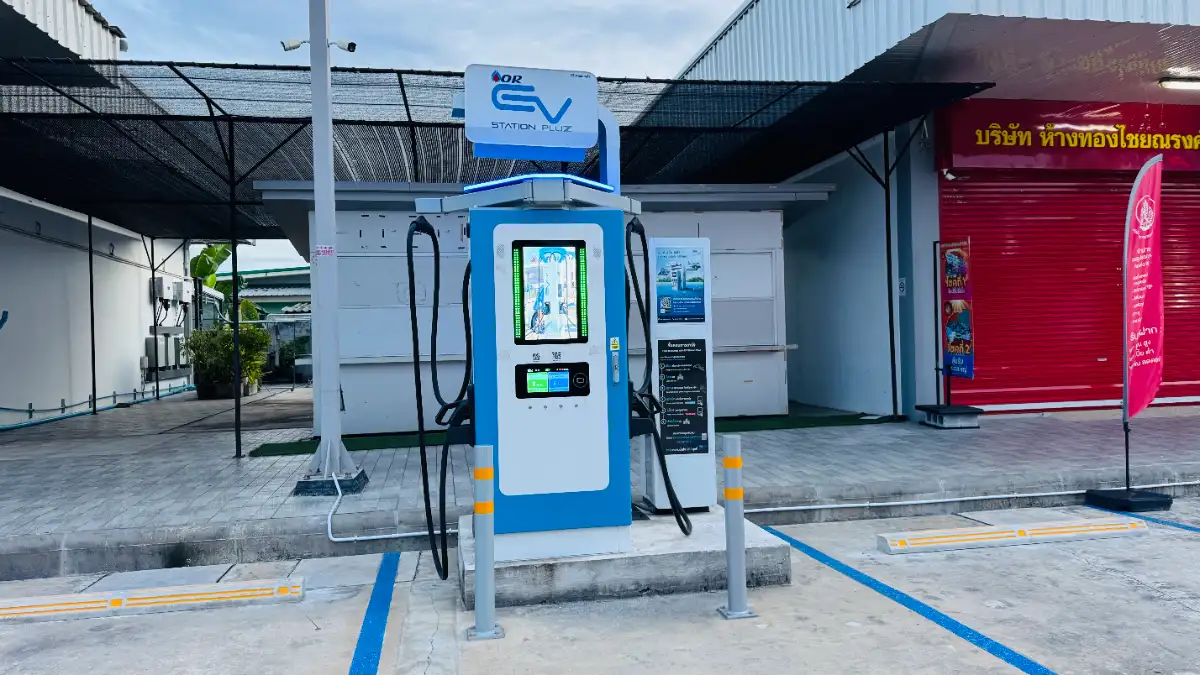 ภาพประกอบเนื้อหา 2 เปิดให้บริการแล้ว! สถานีชาร์จรถยนต์ไฟฟ้า 120 kW แบบเร็ว 2 หัว ที่ปั๊ม PTT หน้าสวนสาธารณะหาดใหญ่ พร้อมที่จอดรถสำหรับชาร์จ 3 ช่อง รองรับการเดินทางยุคใหม่อย่างครบวงจร