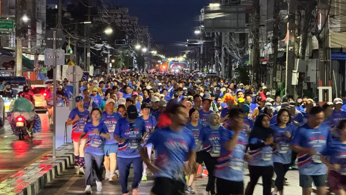ภาพประกอบเนื้อหา 2 คึกคักแน่นถนน นักวิ่งร่วมหมื่นจากนานาชาติร่วมเข้าแข่งขัน หาดใหญ่ มาราธอน 17 สร้างภาพประทับใจ พร้อมบรรยากาศอบอุ่นต้อนรับเพื่อนบ้าน