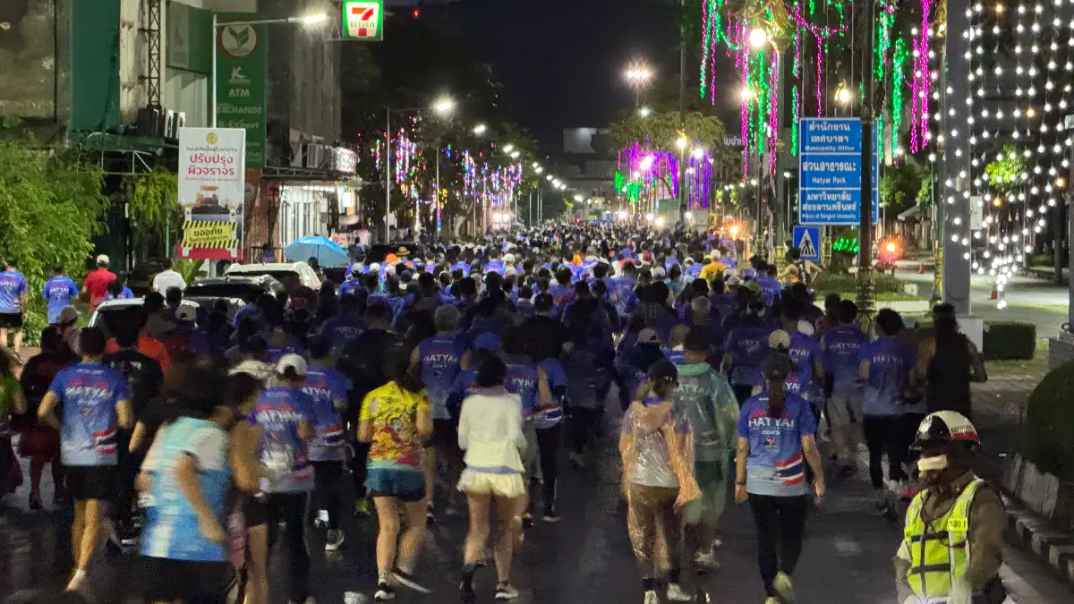ภาพประกอบเนื้อหา 3 คึกคักแน่นถนน นักวิ่งร่วมหมื่นจากนานาชาติร่วมเข้าแข่งขัน หาดใหญ่ มาราธอน 17 สร้างภาพประทับใจ พร้อมบรรยากาศอบอุ่นต้อนรับเพื่อนบ้าน