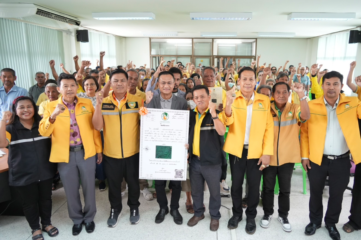 อบจ.สงขลา ร่วมส่งมอบหลักประกันทางธุรกิจแก่เกษตรกรชาวสวนยาง ในพิธีมอบ "โฉนดต้นยางพารา" แปลงสวนยางให้เป็นต้นทุน ตามนโยบายกระทรวงเกษตรฯ