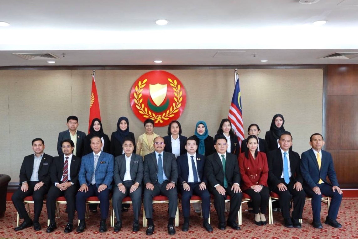 ภาพเกี่ยวกับอบจ.สงขลา ร่วมหารือคณะผู้บริหารรัฐเคดาห์ ประเทศมาเลเซีย เชื่อมความสัมพันธ์และความร่วมมือด้านการท่องเที่ยวไทย-มาเลเซีย ภายใต้นโยบายเมืองคู่แฝด (Twin Cities) ระหว่างวันที่ 23-26 มิถุนายน 2568 ณ รัฐเปอร์ลิส รัฐเคดาห์ และรัฐปินัง ประเทศมาเลเซีย