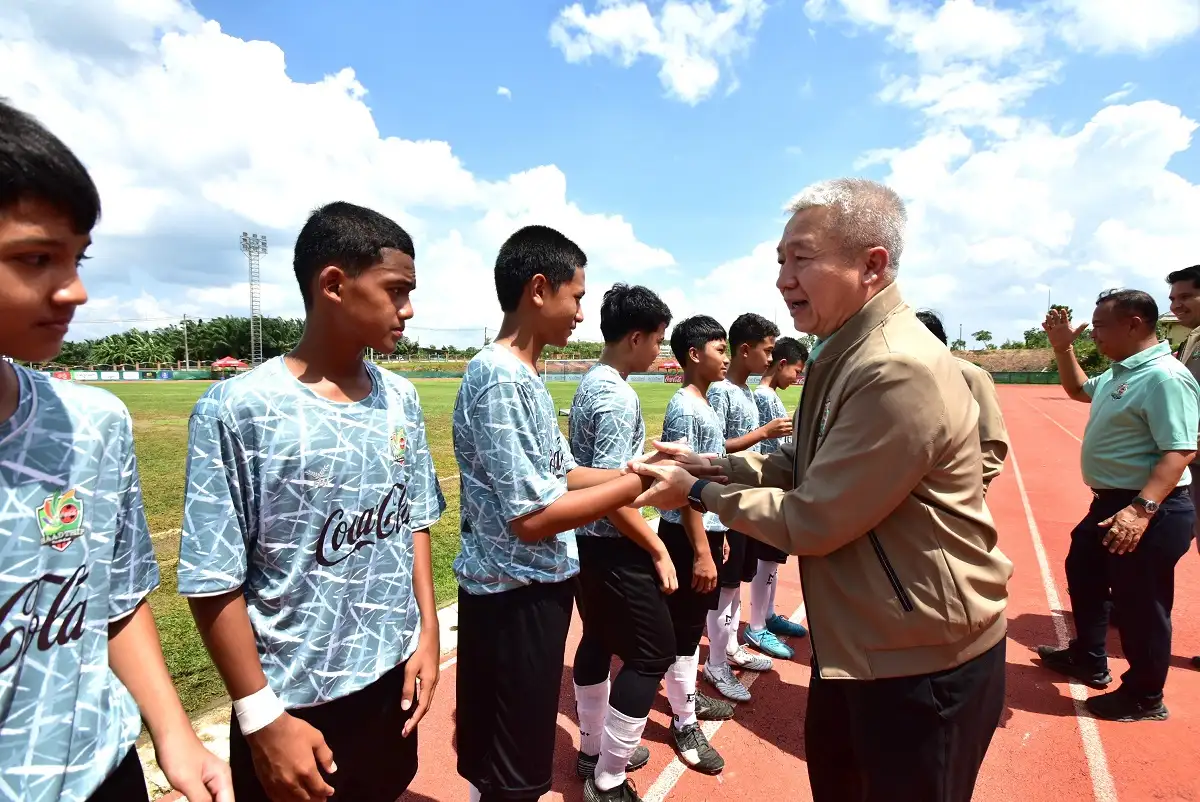 ภาพประกอบเนื้อหา 2 เปิดฉาก “ยุวชนหาดทิพย์คัพ” ครั้งที่ 10 การแข่งขันฟุตบอลเยาวชนรุ่นอายุ 13 ปี ที่ยิ่งใหญ่ที่สุดของภาคใต้ จุดประกายความฝันลูกหนังเยาวชนสู่เส้นทางมืออาชีพ