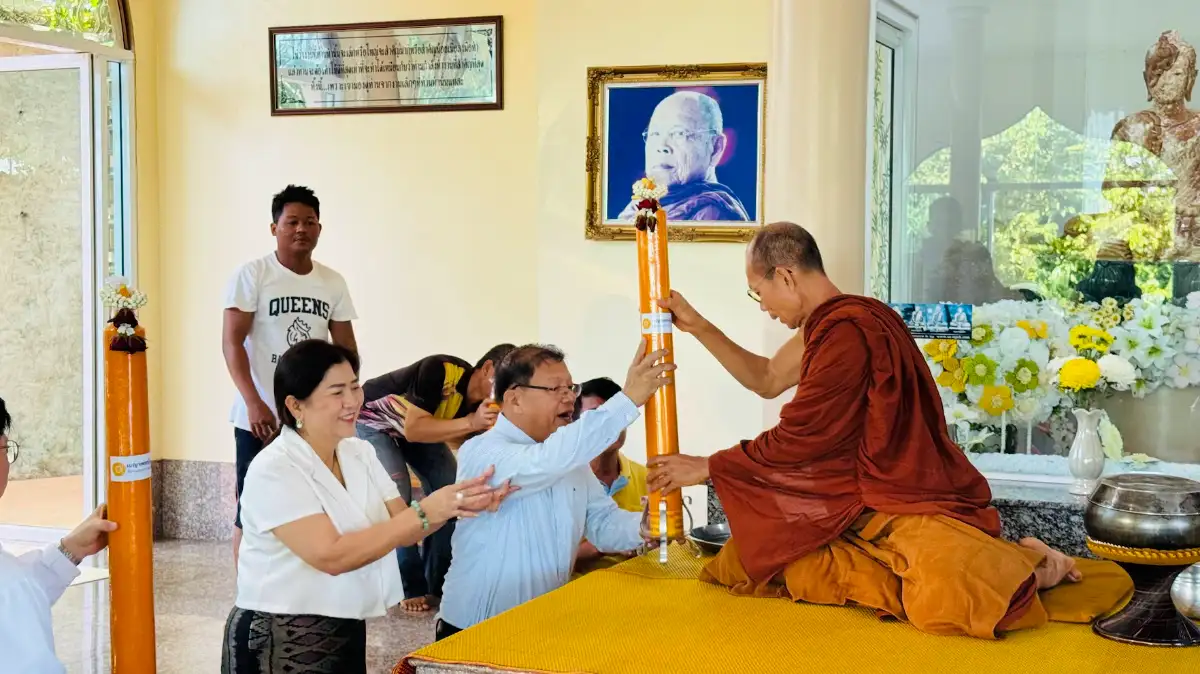 ภาพประกอบเนื้อหา 4 คุณวรวิทย์ พงษ์จีน นายกสมาคม SME สงขลา พร้อมผู้บริหารเบญจพร กรุ๊ป และ นีโอ กรุ๊ป นำทีมงานร่วมถวายเทียนพรรษา ณ วัดป่าแสงธรรม