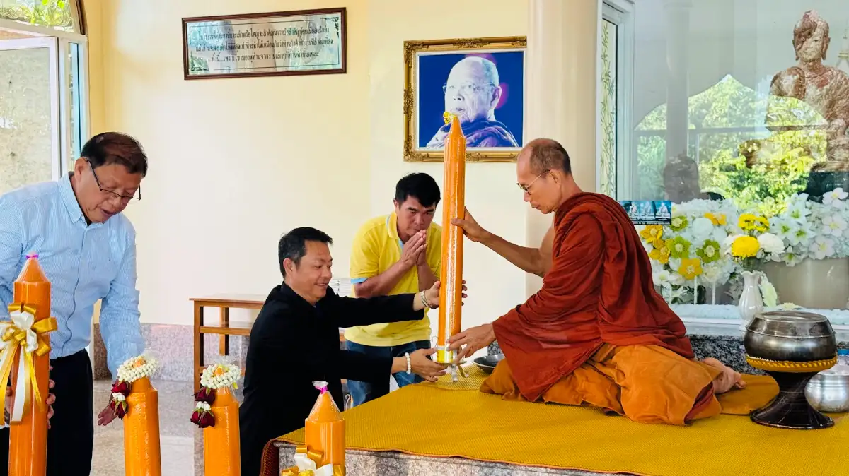 ภาพประกอบเนื้อหา 3 คุณวรวิทย์ พงษ์จีน นายกสมาคม SME สงขลา พร้อมผู้บริหารเบญจพร กรุ๊ป และ นีโอ กรุ๊ป นำทีมงานร่วมถวายเทียนพรรษา ณ วัดป่าแสงธรรม