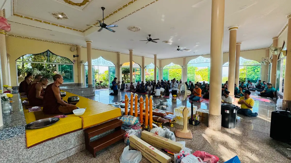 ภาพประกอบเนื้อหา 2 คุณวรวิทย์ พงษ์จีน นายกสมาคม SME สงขลา พร้อมผู้บริหารเบญจพร กรุ๊ป และ นีโอ กรุ๊ป นำทีมงานร่วมถวายเทียนพรรษา ณ วัดป่าแสงธรรม
