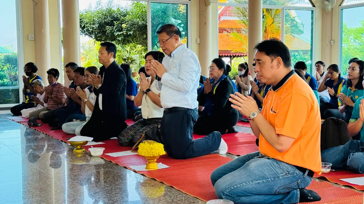 ภาพประกอบเนื้อหา 5 คุณวรวิทย์ พงษ์จีน นายกสมาคม SME สงขลา พร้อมผู้บริหารเบญจพร กรุ๊ป และ นีโอ กรุ๊ป นำทีมงานร่วมถวายเทียนพรรษา ณ วัดป่าแสงธรรม