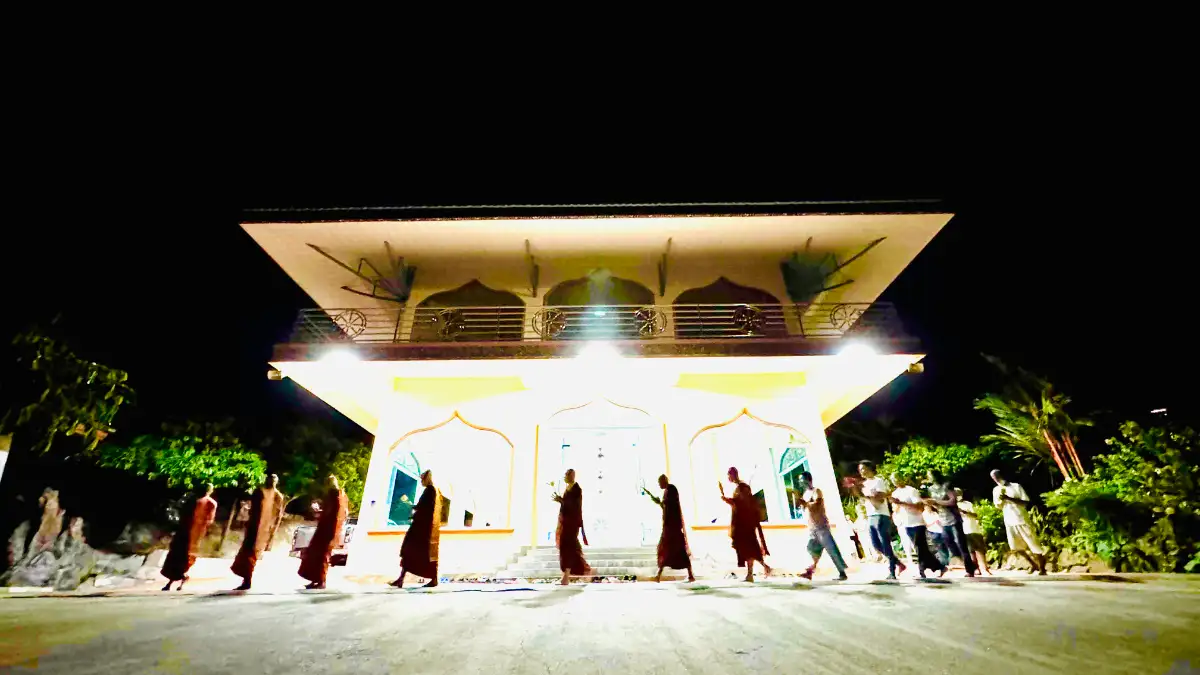 วัดป่าแสงธรรม จัดกิจกรรมเวียนเทียน เนื่องในวันอาสาฬหบูชา พุทธศาสนิกชนร่วมงานคับคั่ง