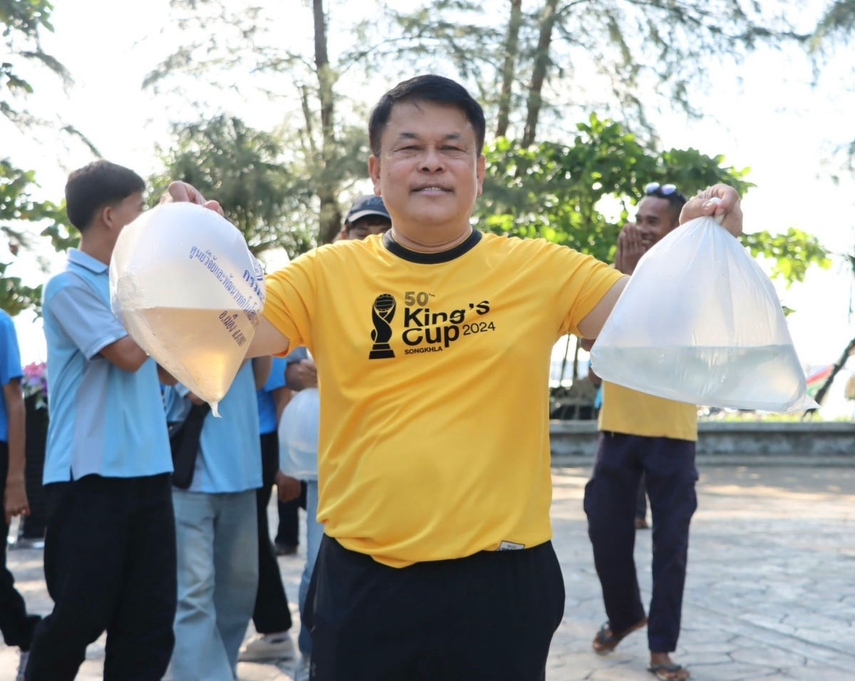 อบจ.สงขลา ขับเคลื่อนการดำเนินงานด้านสิ่งแวดล้อม ปล่อยพันธุ์กุ้ง-ปลาทะเล กว่า 2.7 แสนตัว หวังฟื้นฟูระบบนิเวศชายฝั่ง สร้างสมดุลธรรมชาติคู่ชุมชน
