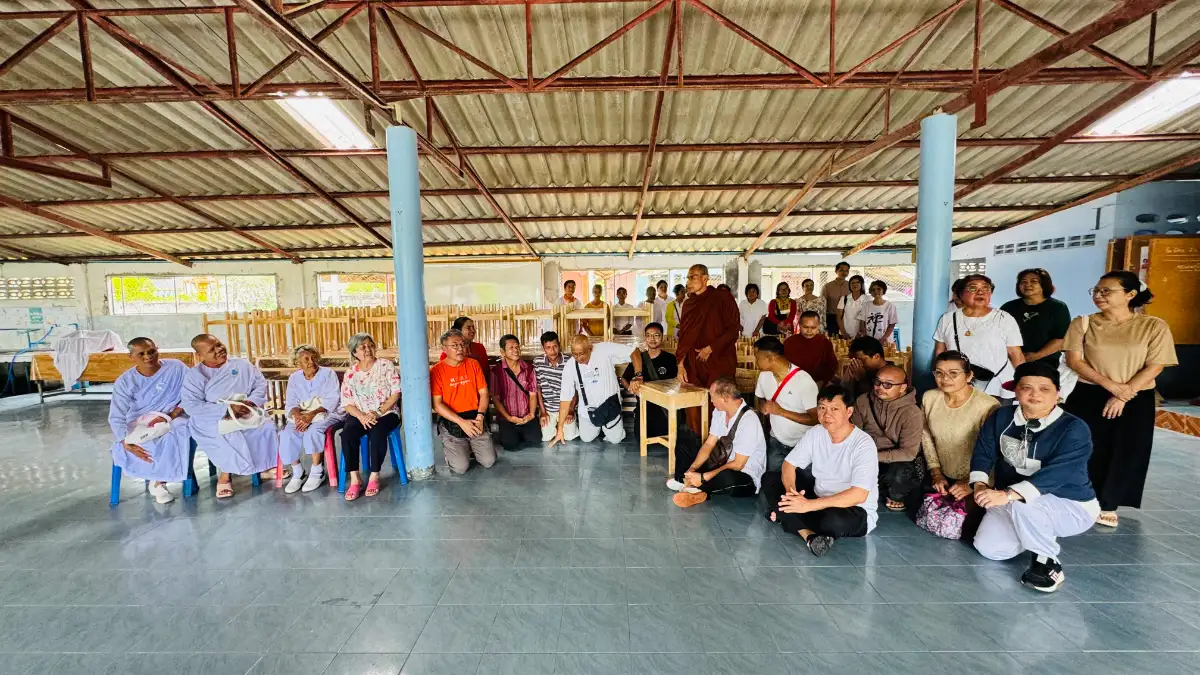 วัดป่าแสงธรรม ส่งมอบโต๊ะ-เก้าอี้ 90 ชุด หนุนการศึกษา โรงเรียนบ้านห้วยสมบูรณ์ อ.รัตภูมิ จ.สงขลา