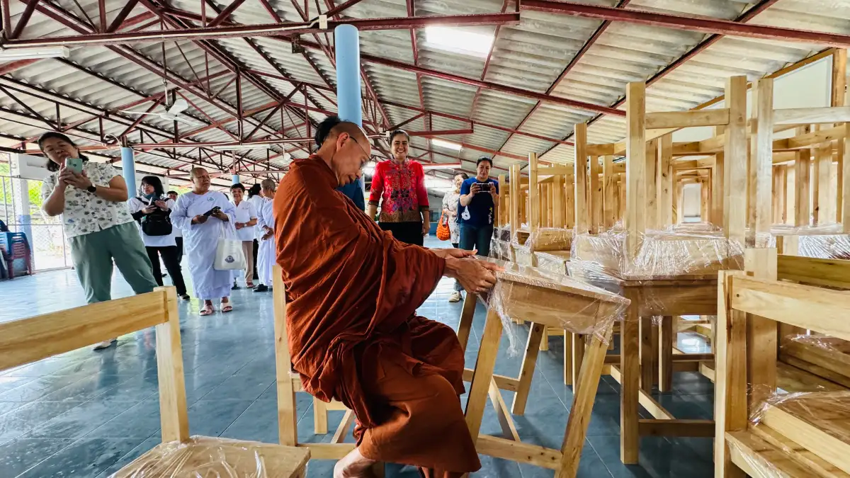 ภาพประกอบเนื้อหา 3 วัดป่าแสงธรรม ส่งมอบโต๊ะ-เก้าอี้ 90 ชุด หนุนการศึกษา โรงเรียนบ้านห้วยสมบูรณ์ อ.รัตภูมิ จ.สงขลา
