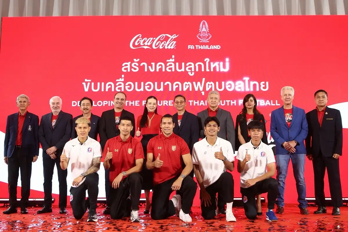 ภาพประกอบเนื้อหา 3 “โคคา-โคล่า” จับมือ “สมาคมกีฬาฟุตบอลแห่งประเทศไทย ในพระบรมราชูปถัมภ์”  นำ “โค้ก® คัพ” คืนสนามสู่ลีกเยาวชน U-17 มุ่งสร้างแรงบันดาลใจเพื่อพัฒนานักฟุตบอลเยาวชนดาวรุ่งไทย