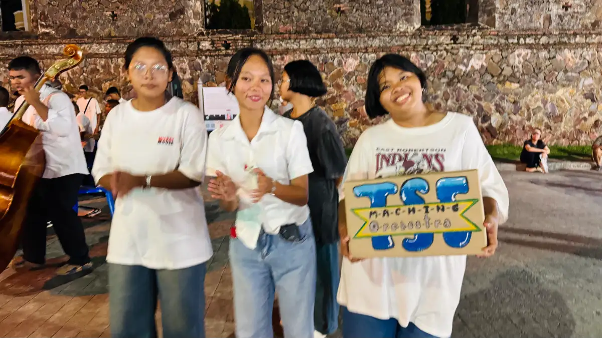 Ilustrasi 2: Orang ramai terhibur dengan persembahan pancaragam di Songkhla Tae Raek Walking Street