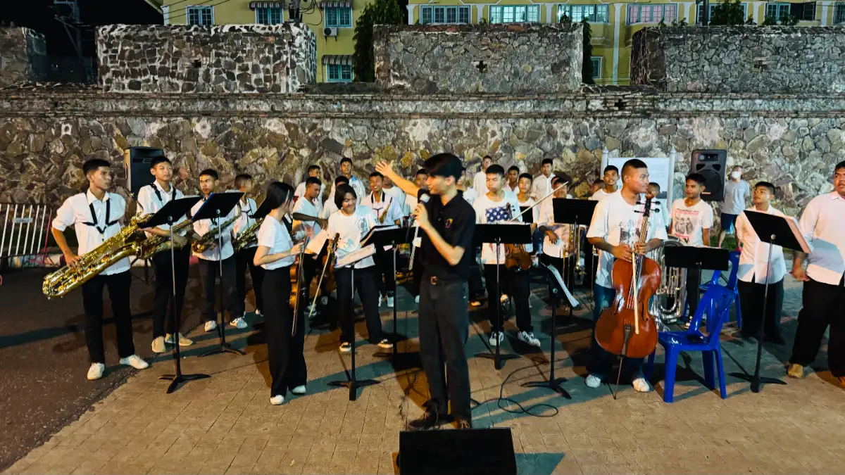 Ilustrasi 1: Pancaragam Municipal School 5 (Wat Hua Pom Nok) beraksi di Songkhla Tae Raek Walking Street