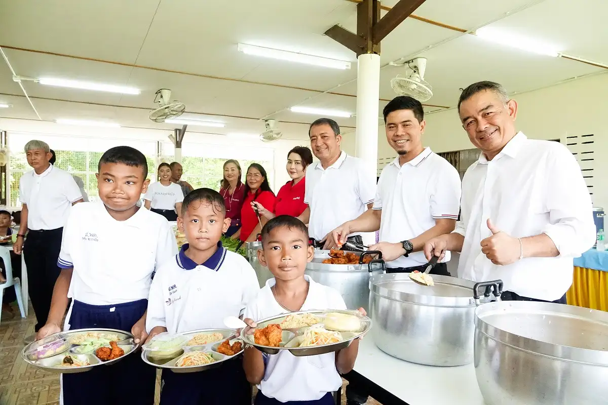 ภาพประกอบเนื้อหา 2 "56 ปี หาดทิพย์” ร่วมปรับปรุงโรงอาหาร พร้อมจัดกิจกรรมส่งเสริมจริยธรรม และอนุรักษ์สิ่งแวดล้อม ณ โรงเรียนสมเด็จเจ้าพะโคะ สงขลา