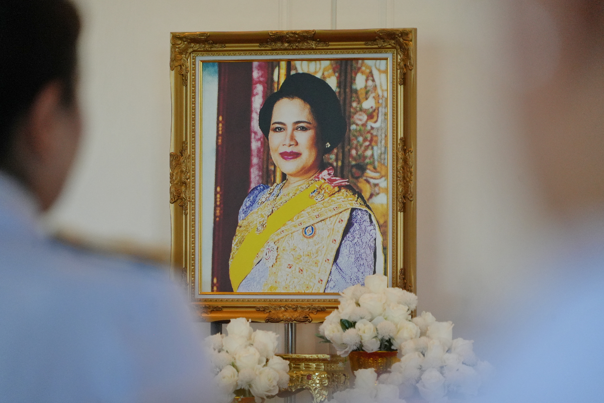 อบจ.สงขลา ร่วมพิธีลงนามถวายความอาลัย ถวายน้ำสรงพระบรมศพ เบื้องหน้าพระฉายาลักษณ์ สมเด็จพระนางเจ้าสิริกิติ์ พระบรมราชินีนาถ พระบรมราชชนนีพันปีหลวง