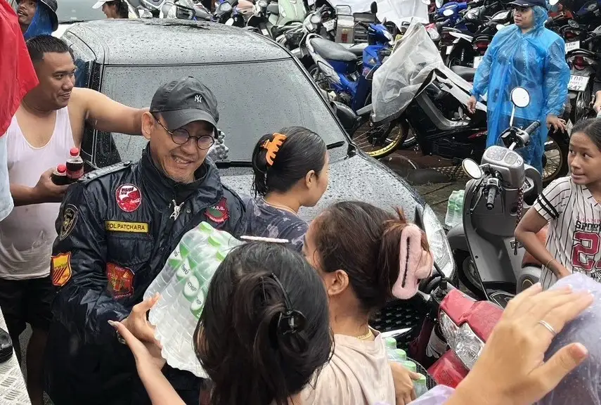 ภาพประกอบเนื้อหา 11 “หาดทิพย์” แถลงยืนยันน้ำท่วมไม่กระทบฐานการผลิต พร้อมระดมสรรพกำลังเร่งให้ความช่วยเหลือพนักงานและชุมชนที่ได้รับผลกระทบ