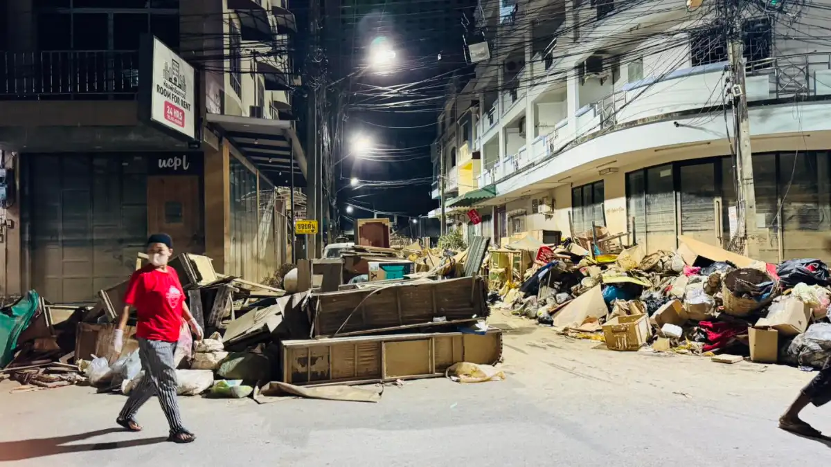 Larawang pantulong 2 7 araw matapos ang baha! Overnight cleanup sa HatYai noong Dis. 4, sunod-sunod ang hakot ng debris