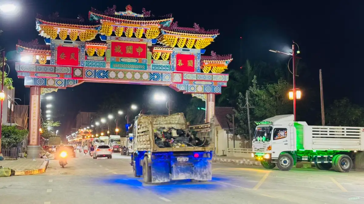 Larawang pantulong 1 7 araw matapos ang baha! HatYai bumuo ng overnight cleanup; pinagsanib ng iba’t ibang yunit ang mga trak upang alisin ang dambuhalang bunton ng basura