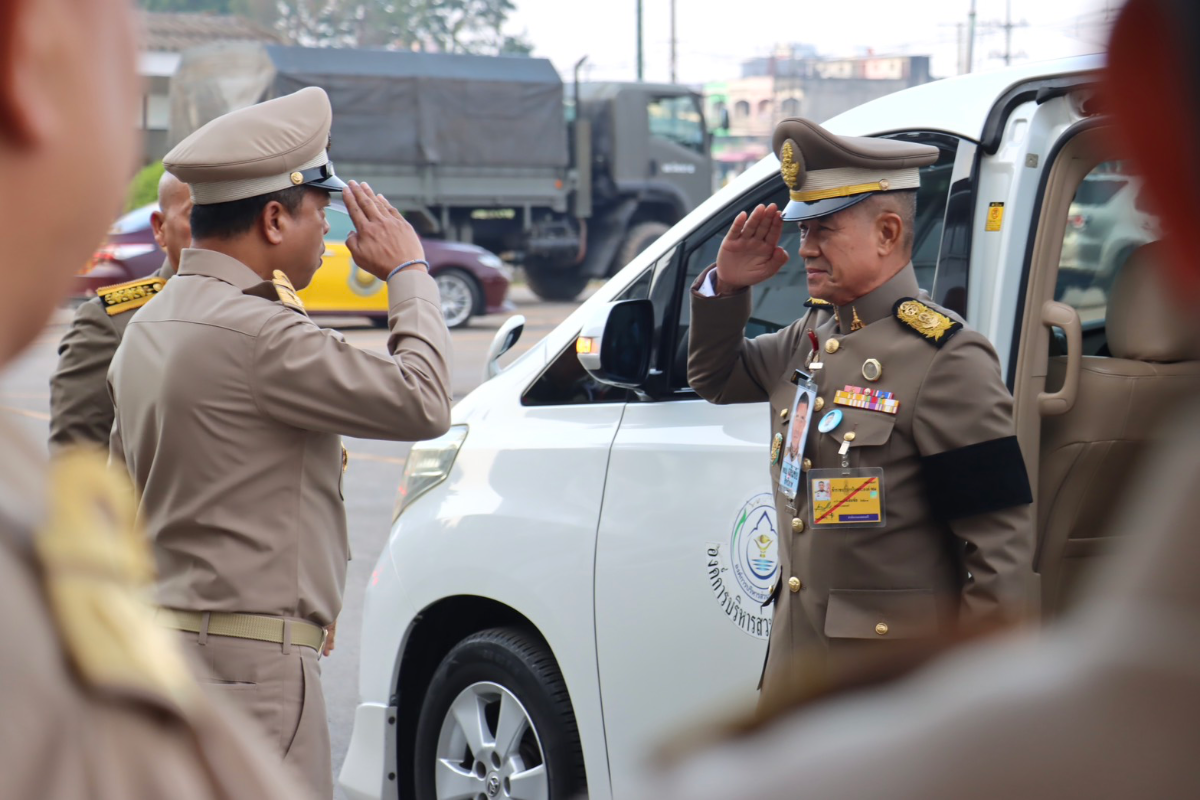 พระบาทสมเด็จพระเจ้าอยู่ ทรงพระกรุณาโปรดเกล้าฯ ให้ พลเอก เฉลิมชัย สิทธิสาท องคมนตรี เชิญสิ่งของพระราชทาน ไปมอบให้แก่ประชาชนผู้ประสบอุทกภัยในพื้นที่จังหวัดสงขลา