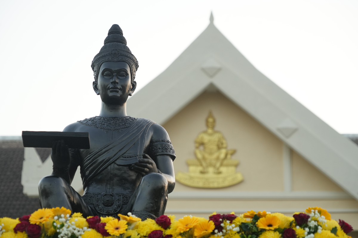 อบจ.สงขลา ร่วมพิธีวางพานพุ่มถวายราชสักการะ เนื่องในวันพ่อขุนรามคำแหงมหาราช ประจำปี 2569