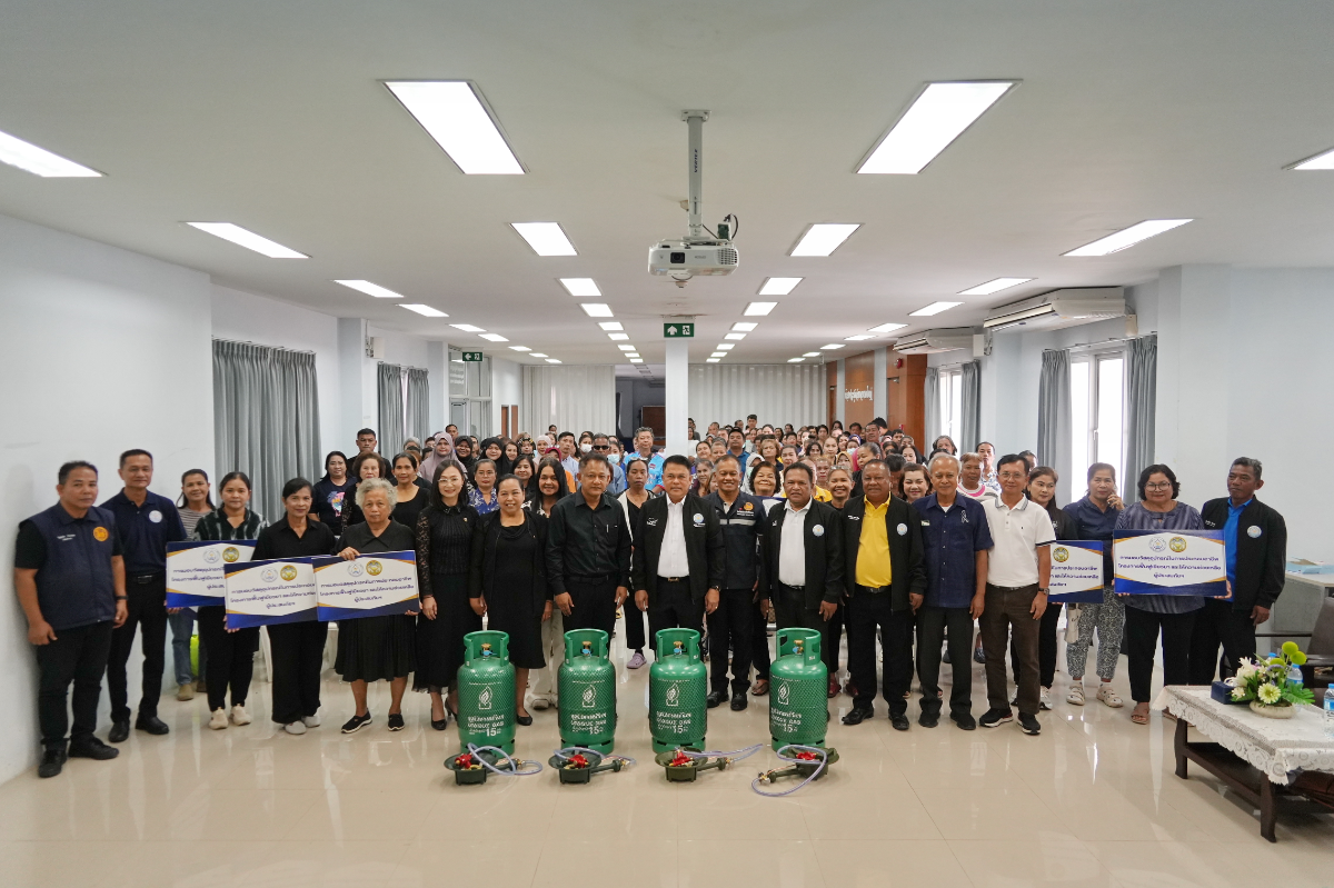 อบจ.สงขลา เคียงข้างผู้ค้าหาดใหญ่! มอบอุปกรณ์ประกอบอาชีพ เยียวยากลุ่มหาบเร่-แผงลอย (โอทอป) หลังวิกฤตมหาอุทกภัย