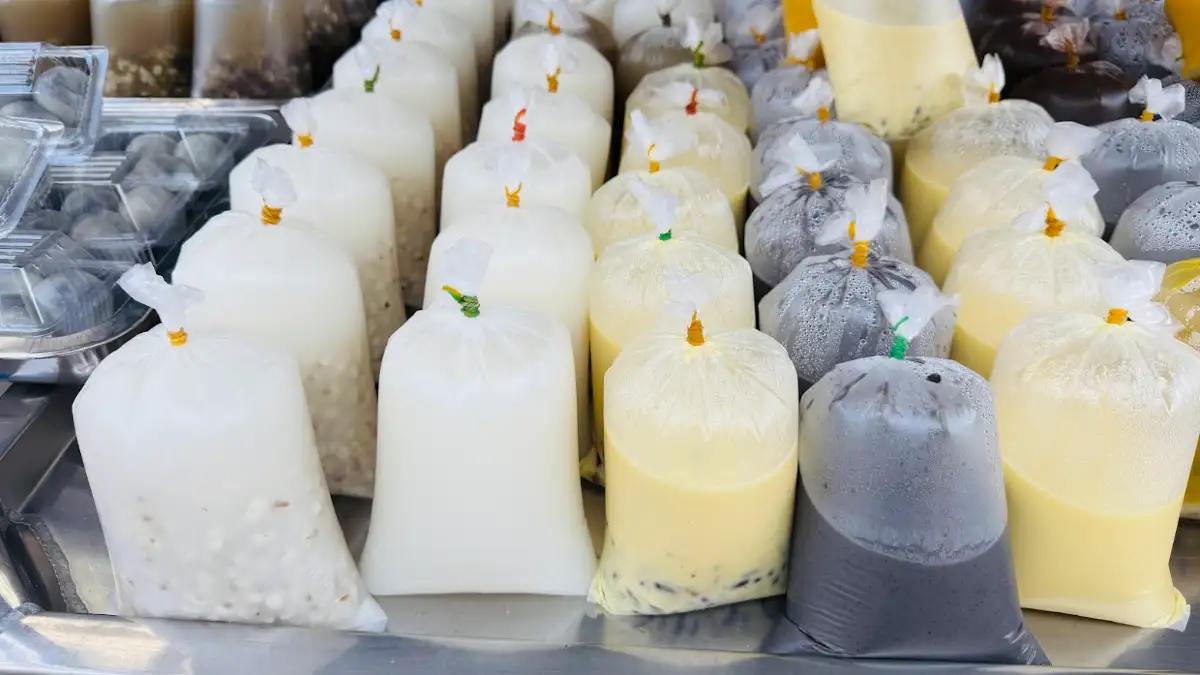 ภาพประกอบเนื้อหา 2 ตำนานความอร่อย 21 ปี! “ร้านน้ำเพื่อสุขภาพพี่ปู & น้องเล็ก” จากเต้าหู้สูตรดั้งเดิม สู่เมนูเครื่องดื่มเพื่อสุขภาพคู่ใจชาวกิมหยง