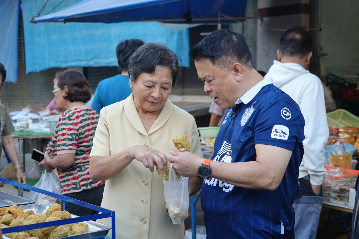 นายกฯ สุพิศ ลงพื้นที่ตลาดโก้งโค้ง อ.หาดใหญ่ เยี่ยมพ่อค้าแม่ค้า-เร่งฟื้นฟูเศรษฐกิจหลังน้ำลด
